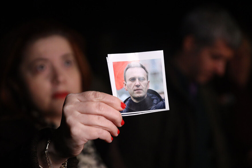 Διαμαρτυρία έξω από τη ρωσική πρεσβεία για το θάνατο του Ναβάλνι – Παρούσα η Ειρήνη Αγαπηδάκη