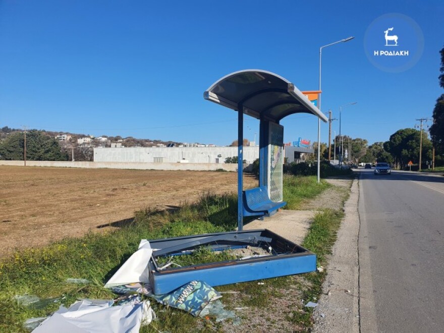 Ρόδος: Δεν τα κατάφερε ο 18χρονος που είχε πέσει σε στάση λεωφορείου με μηχανάκι - Έδωσε μάχη 8 ημέρες στη ΜΕΘ