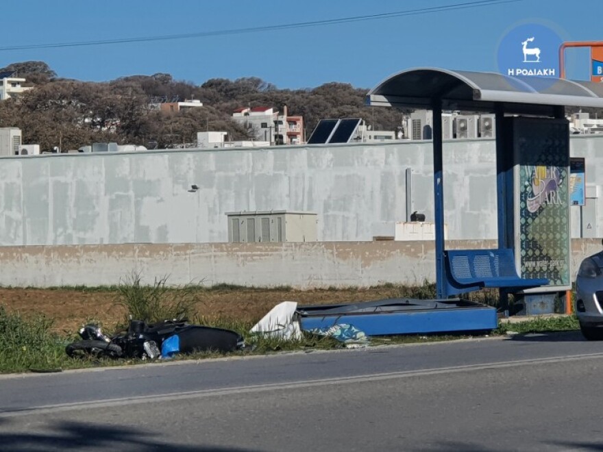 Ρόδος: Δεν τα κατάφερε ο 18χρονος που είχε πέσει σε στάση λεωφορείου με μηχανάκι - Έδωσε μάχη 8 ημέρες στη ΜΕΘ