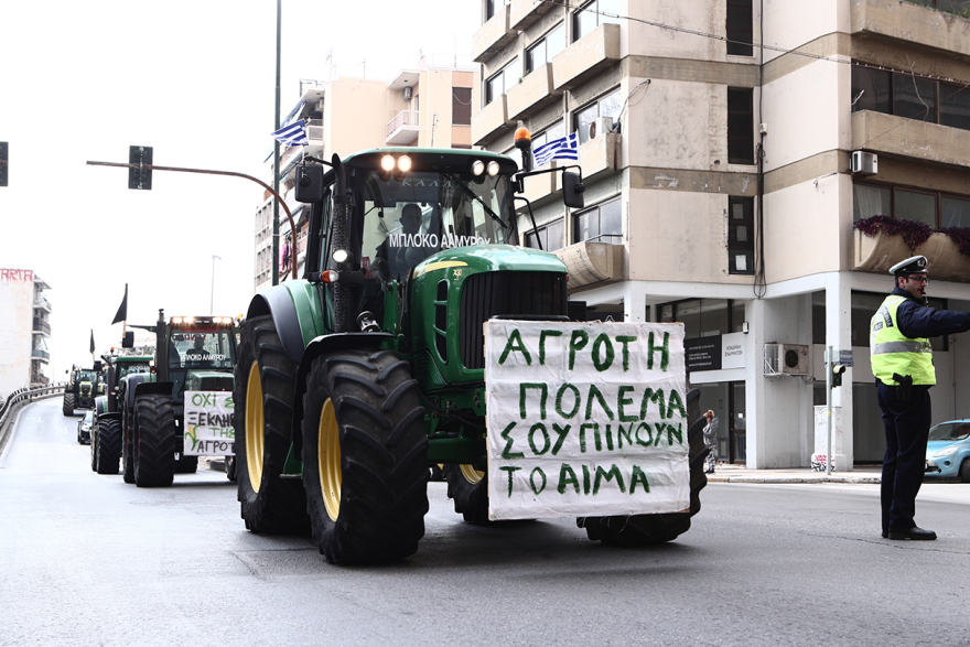 «Μπλόκο» στο Σύνταγμα: Καρέ καρέ το συλλαλητήριο των αγροτών μέσα από βίντεο και φωτογραφίες