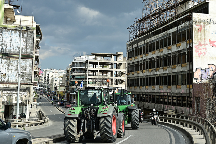 «Μπλόκο» στο Σύνταγμα: Καρέ καρέ το συλλαλητήριο των αγροτών μέσα από βίντεο και φωτογραφίες