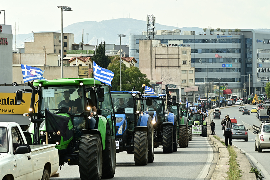 «Μπλόκο» στο Σύνταγμα: Καρέ καρέ το συλλαλητήριο των αγροτών μέσα από βίντεο και φωτογραφίες