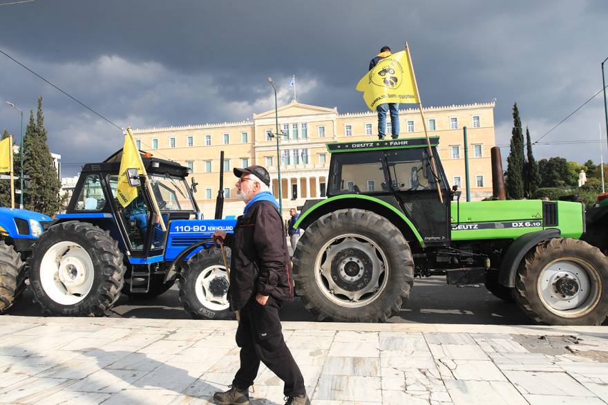«Μπλόκο» στο Σύνταγμα: Καρέ καρέ το συλλαλητήριο των αγροτών μέσα από βίντεο και φωτογραφίες