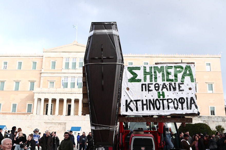 «Μπλόκο» στο Σύνταγμα: Καρέ καρέ το συλλαλητήριο των αγροτών μέσα από βίντεο και φωτογραφίες