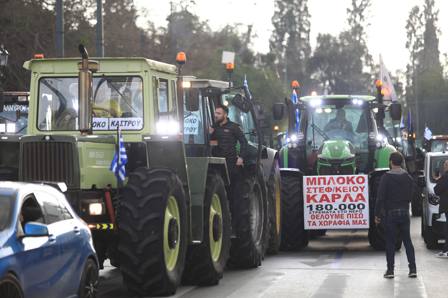 «Μπλόκο» στο Σύνταγμα: Καρέ καρέ το συλλαλητήριο των αγροτών μέσα από βίντεο και φωτογραφίες