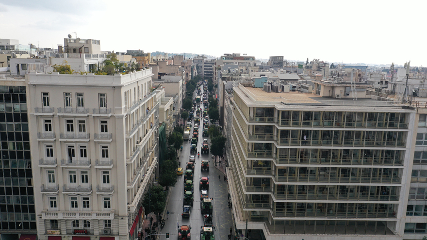 «Μπλόκο» στο Σύνταγμα: Καρέ καρέ το συλλαλητήριο των αγροτών μέσα από βίντεο και φωτογραφίες