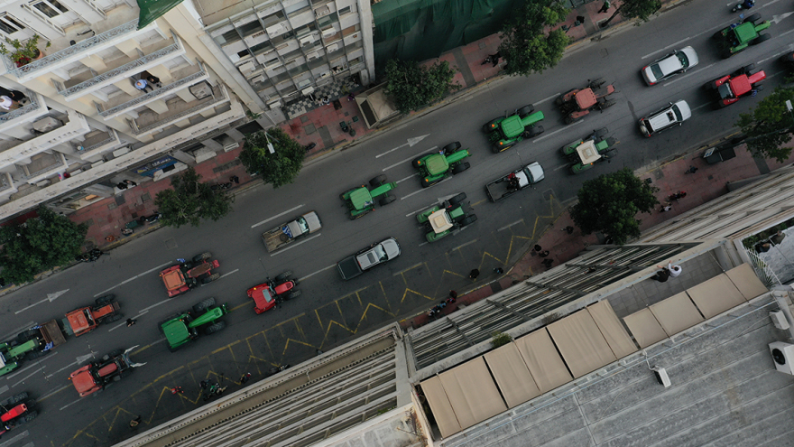 «Μπλόκο» στο Σύνταγμα: Καρέ καρέ το συλλαλητήριο των αγροτών μέσα από βίντεο και φωτογραφίες