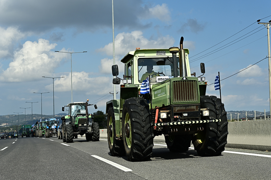 «Μπλόκο» στο Σύνταγμα: Καρέ καρέ το συλλαλητήριο των αγροτών μέσα από βίντεο και φωτογραφίες