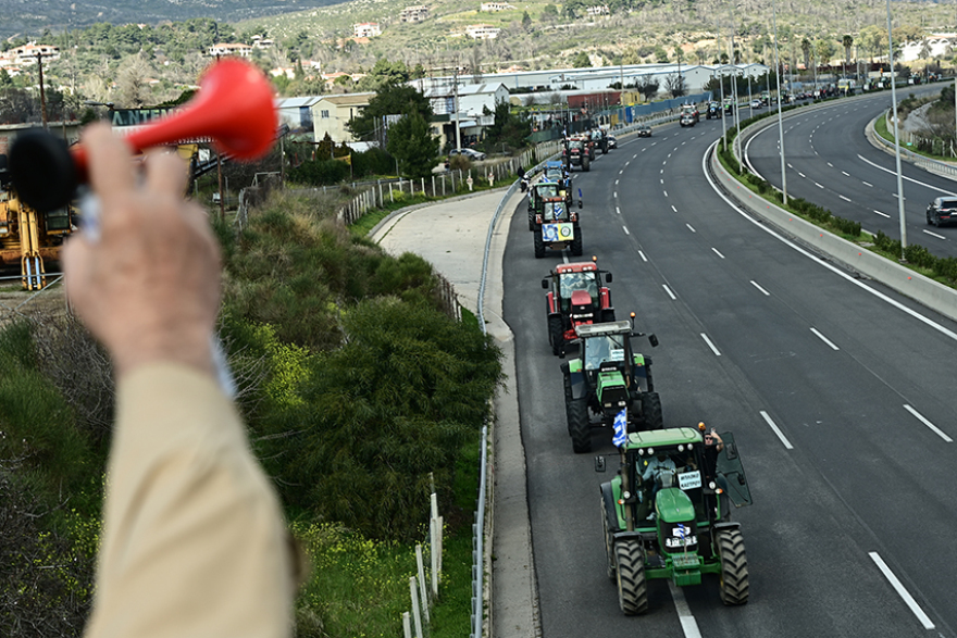 «Μπλόκο» στο Σύνταγμα: Καρέ καρέ το συλλαλητήριο των αγροτών μέσα από βίντεο και φωτογραφίες