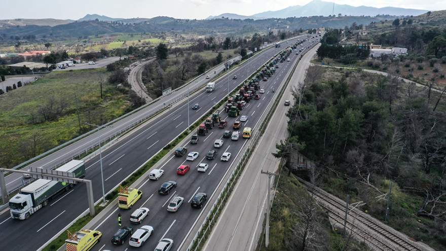 «Μπλόκο» στο Σύνταγμα: Καρέ καρέ το συλλαλητήριο των αγροτών μέσα από βίντεο και φωτογραφίες