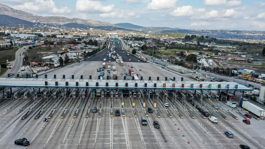 «Μπλόκο» στο Σύνταγμα: Καρέ καρέ το συλλαλητήριο των αγροτών μέσα από βίντεο και φωτογραφίες