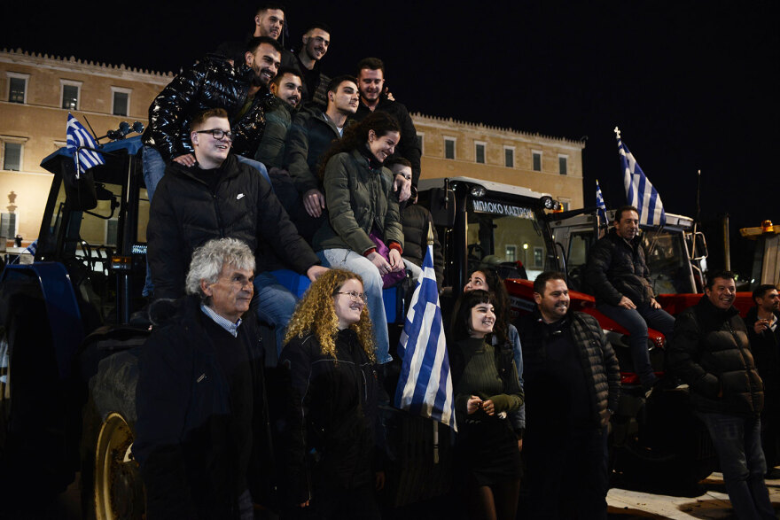 Αγρότες: Ολονυχτία στο Σύνταγμα με τα τρακτέρ