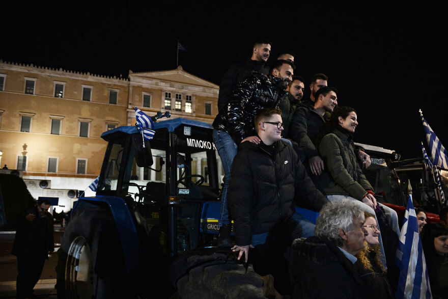 Αγρότες: Ολονυχτία στο Σύνταγμα με τα τρακτέρ