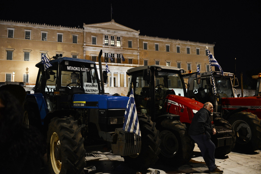 Έφυγαν τα τρακτέρ από την Αθήνα, άνοιξαν οι δρόμοι - Δείτε βίντεο και φωτογραφίες
