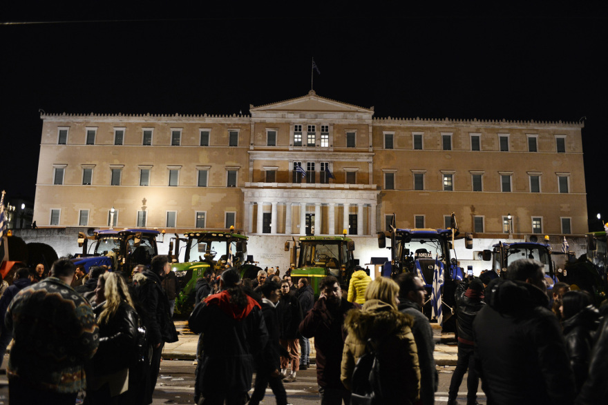 Αγρότες: Ολονυχτία στο Σύνταγμα με τα τρακτέρ