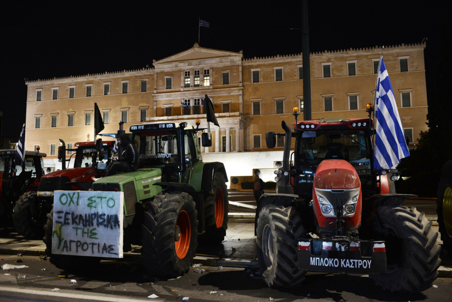 Αγρότες: Ολονυχτία στο Σύνταγμα με τα τρακτέρ