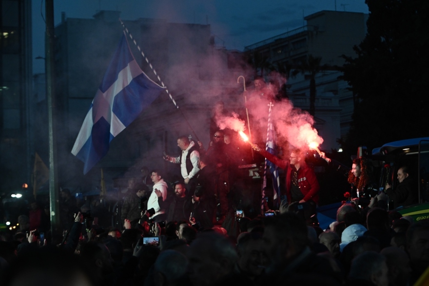 «Μπλόκο» στο Σύνταγμα: Καρέ καρέ το συλλαλητήριο των αγροτών μέσα από βίντεο και φωτογραφίες
