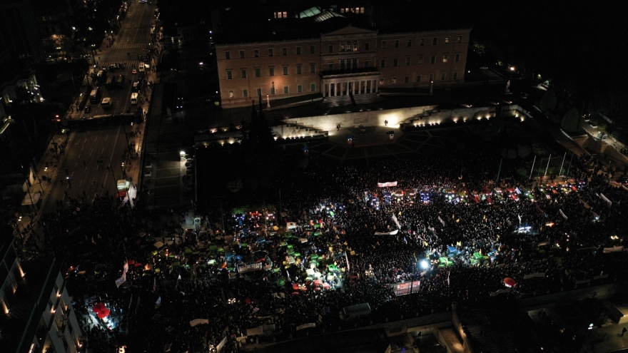Έφυγαν τα τρακτέρ από την Αθήνα, άνοιξαν οι δρόμοι - Δείτε βίντεο και φωτογραφίες