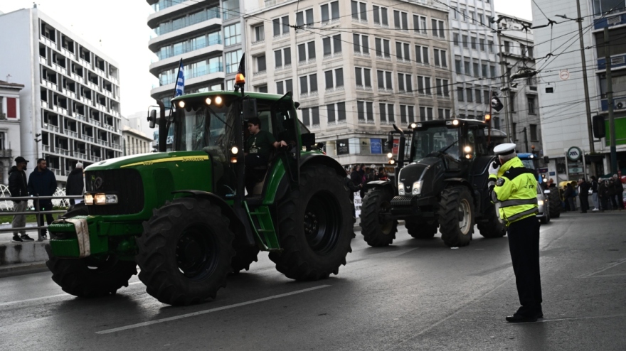 Έφυγαν τα τρακτέρ από την Αθήνα, άνοιξαν οι δρόμοι - Δείτε βίντεο και φωτογραφίες