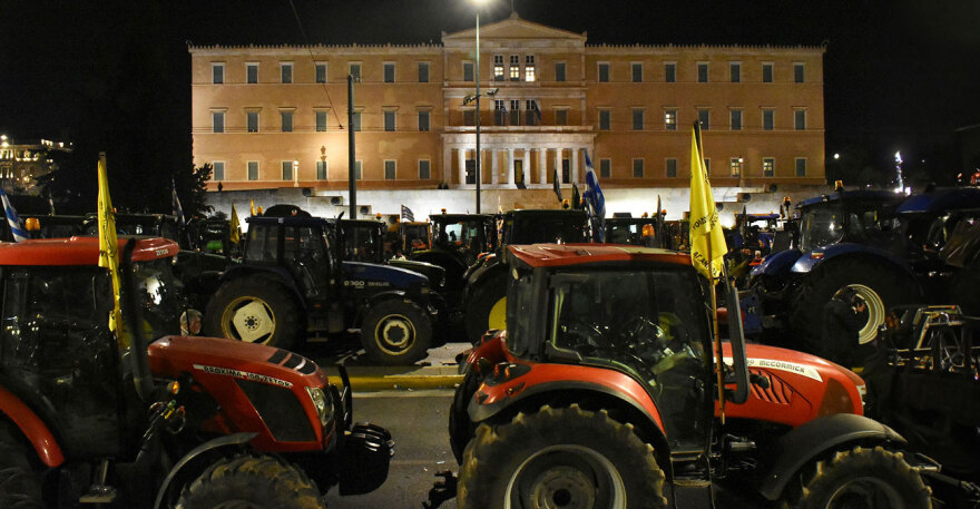 Αγρότες: Ολονυχτία στο Σύνταγμα με τα τρακτέρ