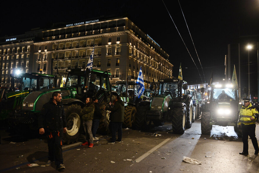 Αγρότες: Ολονυχτία στο Σύνταγμα με τα τρακτέρ
