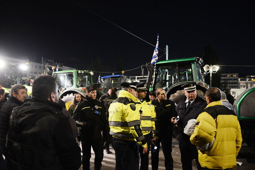 Αγρότες: Ολονυχτία στο Σύνταγμα με τα τρακτέρ