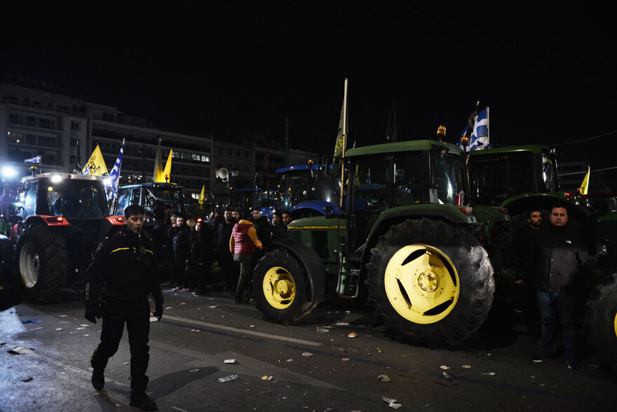 Αγρότες: Ολονυχτία στο Σύνταγμα με τα τρακτέρ
