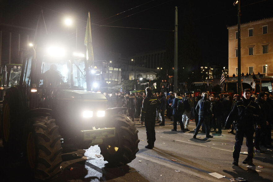 Αγρότες: Ολονυχτία στο Σύνταγμα με τα τρακτέρ