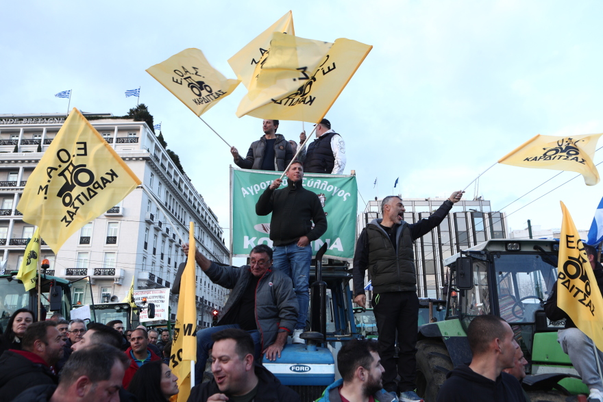 «Μπλόκο» στο Σύνταγμα: Καρέ καρέ το συλλαλητήριο των αγροτών μέσα από βίντεο και φωτογραφίες