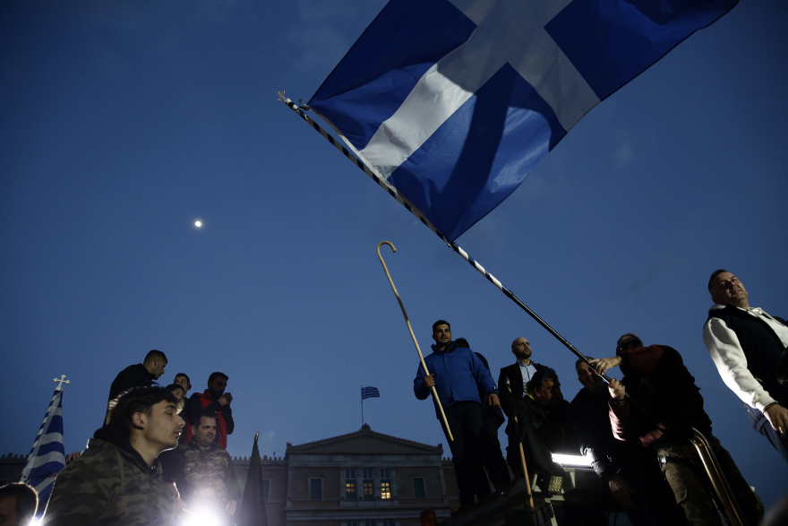 «Μπλόκο» στο Σύνταγμα: Καρέ καρέ το συλλαλητήριο των αγροτών μέσα από βίντεο και φωτογραφίες