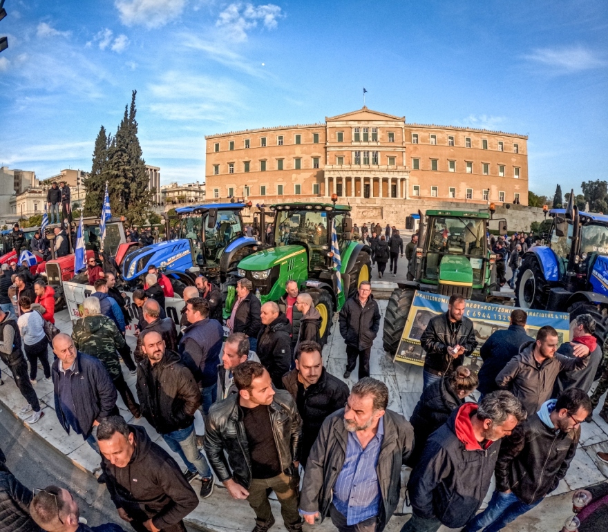 Αγρότες: Ολονυχτία στο Σύνταγμα με τα τρακτέρ