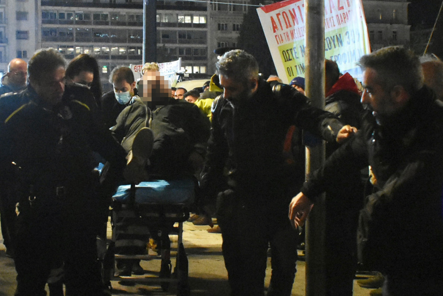 Καλά στην υγεία του ο αγρότης που λιποθύμησε στο Σύνταγμα - Τον παρέλαβε ασθενοφόρο του ΕΚΑΒ