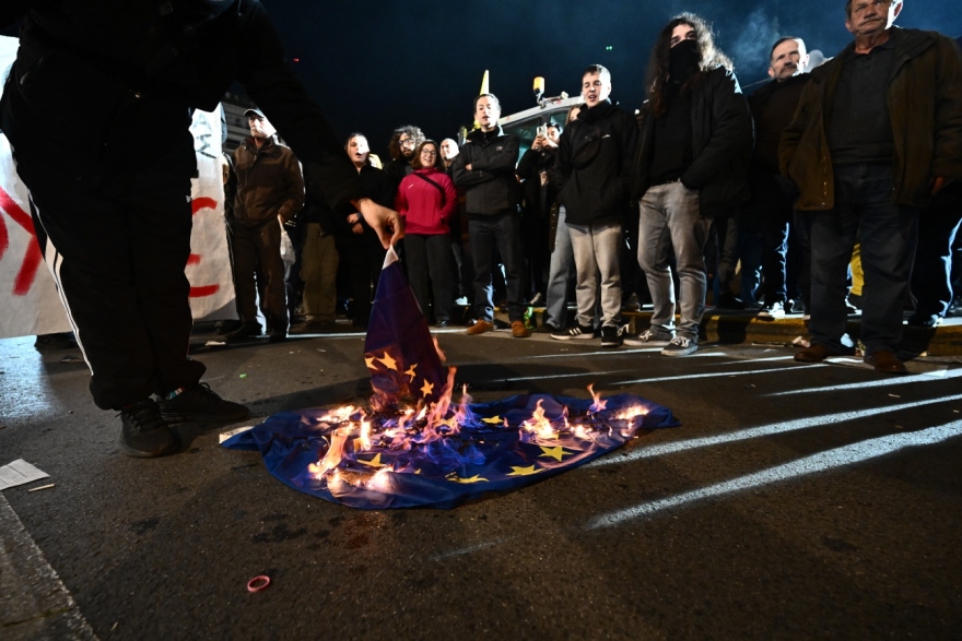 «Μπλόκο» στο Σύνταγμα: Καρέ καρέ το συλλαλητήριο των αγροτών μέσα από βίντεο και φωτογραφίες
