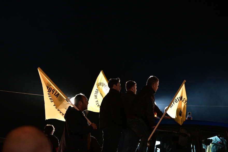 «Μπλόκο» στο Σύνταγμα: Καρέ καρέ το συλλαλητήριο των αγροτών μέσα από βίντεο και φωτογραφίες