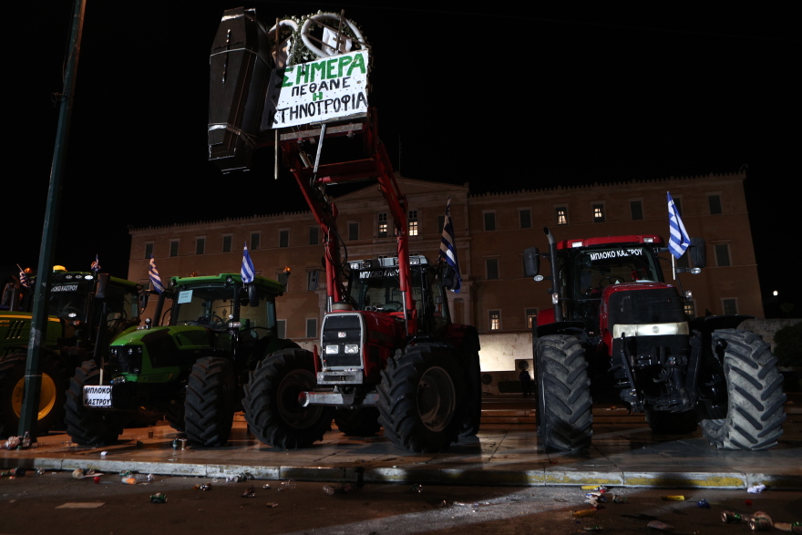 «Μπλόκο» στο Σύνταγμα: Καρέ καρέ το συλλαλητήριο των αγροτών μέσα από βίντεο και φωτογραφίες