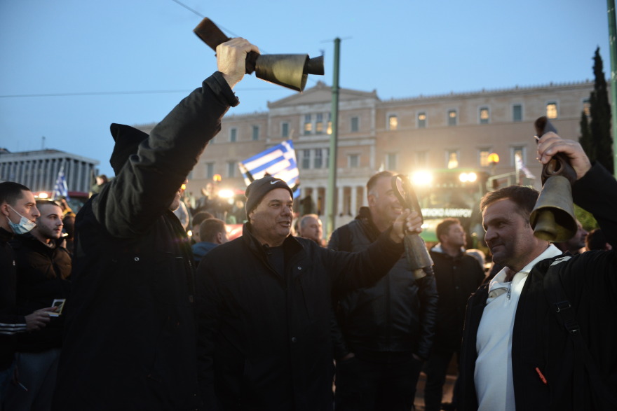 «Μπλόκο» στο Σύνταγμα: Καρέ καρέ το συλλαλητήριο των αγροτών μέσα από βίντεο και φωτογραφίες