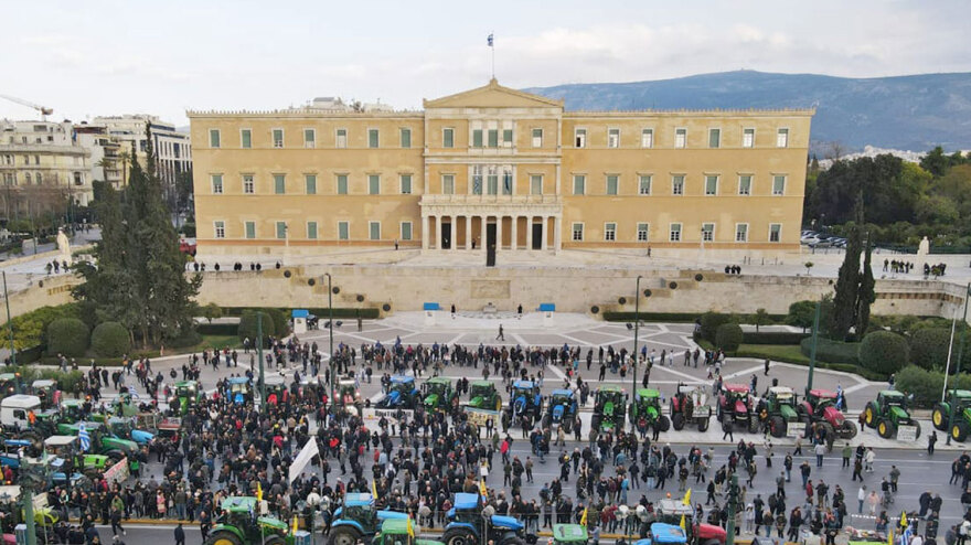 «Μπλόκο» στο Σύνταγμα: Καρέ καρέ το συλλαλητήριο των αγροτών μέσα από βίντεο και φωτογραφίες