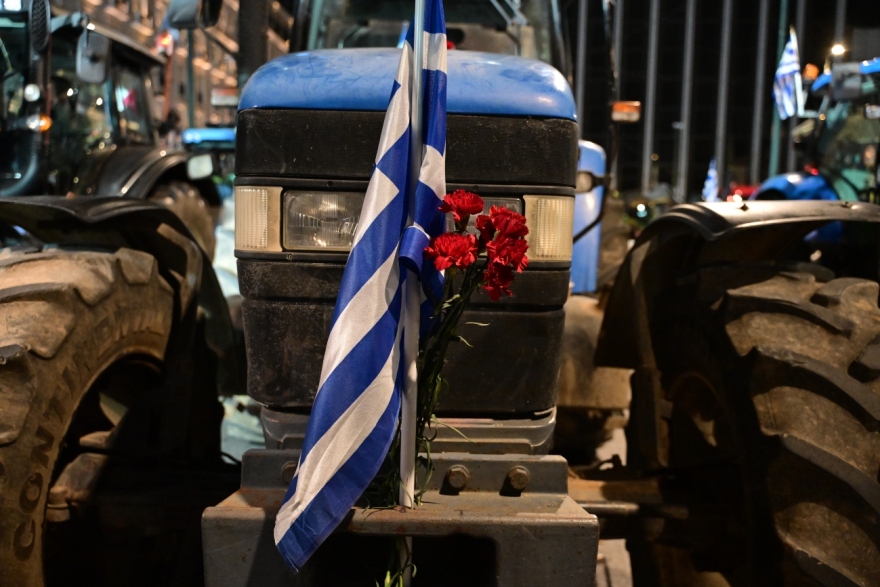 Αγρότες: Ολονυχτία στο Σύνταγμα με τα τρακτέρ