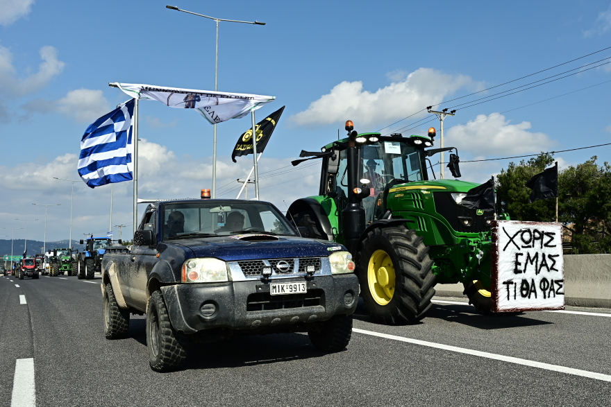 Στο Σύνταγμα τα τρακτέρ - Κλείνει δρόμους η ΕΛΑΣ, δείτε βίντεο