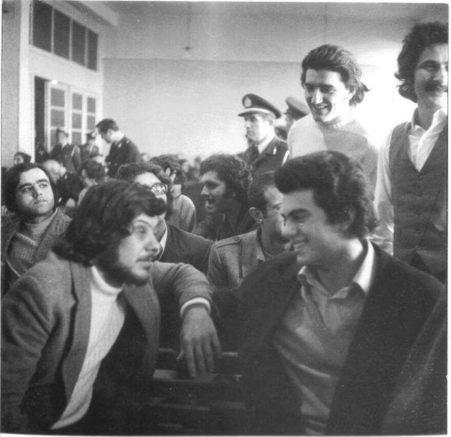 Σαν σήμερα το 1973 η ταράτσα της Νομικής έγινε το μεγάλο σύμβολο αντιπαράθεσης των φοιτητών με τη χούντα