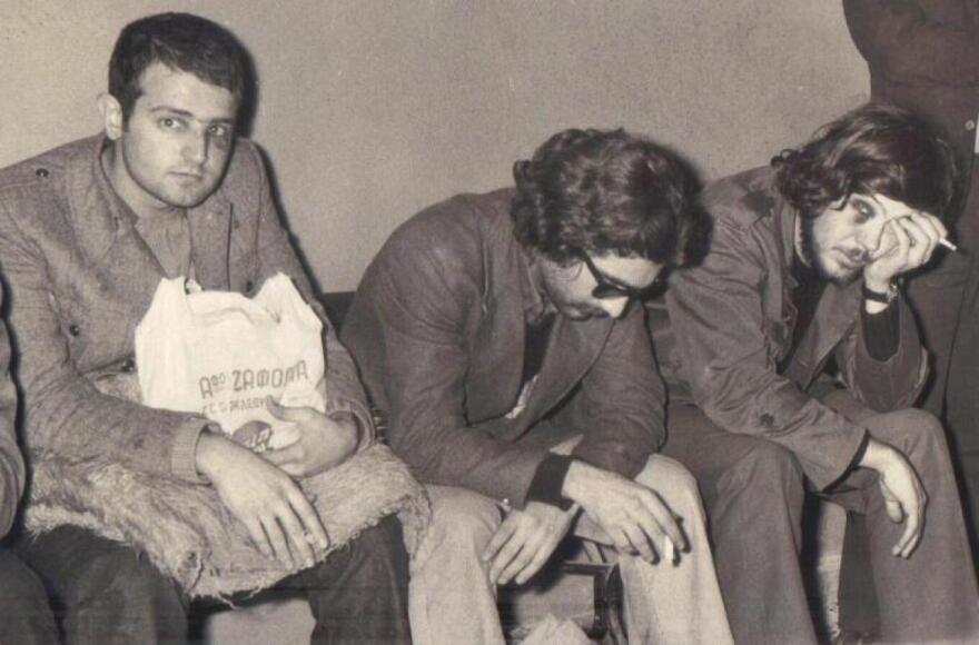 Σαν σήμερα το 1973 η ταράτσα της Νομικής έγινε το μεγάλο σύμβολο αντιπαράθεσης των φοιτητών με τη χούντα