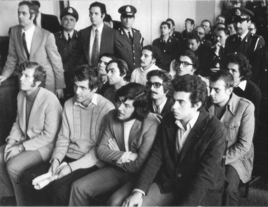 Σαν σήμερα το 1973 η ταράτσα της Νομικής έγινε το μεγάλο σύμβολο αντιπαράθεσης των φοιτητών με τη χούντα