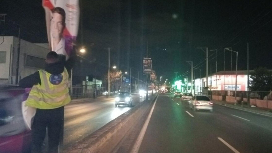 Με εντολή Χαρδαλιά ξηλώθηκαν αφίσες του Κασσελάκη από την Αττική