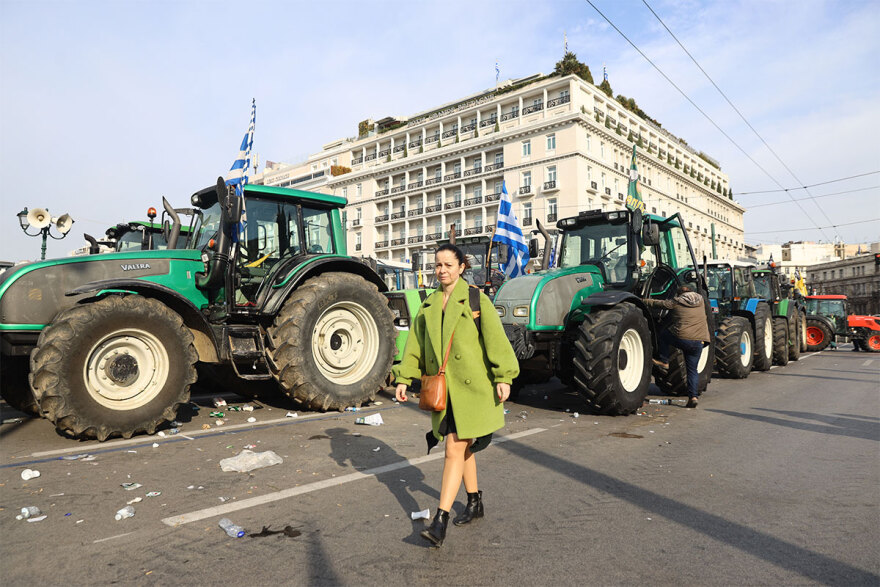 Έφυγαν τα τρακτέρ από την Αθήνα, άνοιξαν οι δρόμοι - Δείτε βίντεο και φωτογραφίες