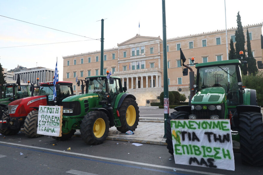 Έφυγαν τα τρακτέρ από την Αθήνα, άνοιξαν οι δρόμοι - Δείτε βίντεο και φωτογραφίες