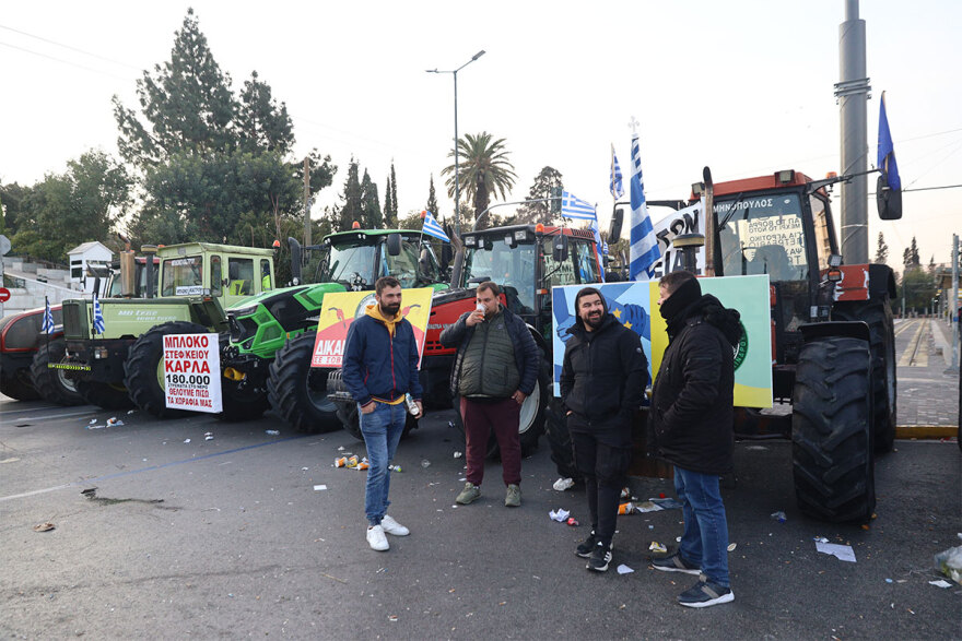 Έφυγαν τα τρακτέρ από την Αθήνα, άνοιξαν οι δρόμοι - Δείτε βίντεο και φωτογραφίες