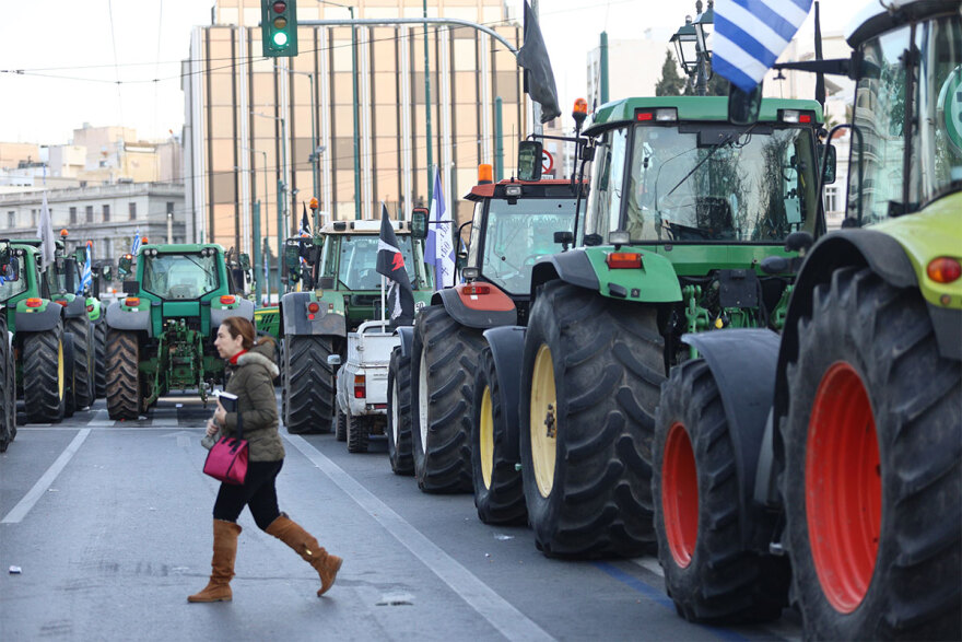 Έφυγαν τα τρακτέρ από την Αθήνα, άνοιξαν οι δρόμοι - Δείτε βίντεο και φωτογραφίες