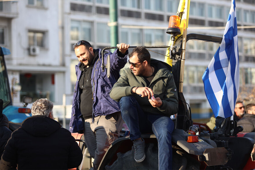 Έφυγαν τα τρακτέρ από την Αθήνα, άνοιξαν οι δρόμοι - Δείτε βίντεο και φωτογραφίες