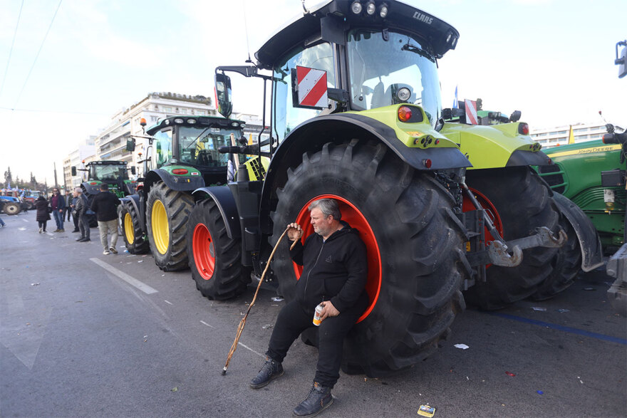 Έφυγαν τα τρακτέρ από την Αθήνα, άνοιξαν οι δρόμοι - Δείτε βίντεο και φωτογραφίες