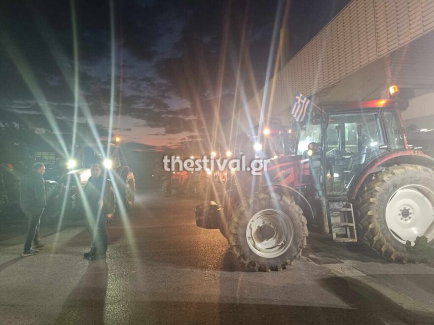 Αγρότες: Έκλεισαν με τα τρακτέρ για όλα τα οχήματα το τελωνείο των Ευζώνων